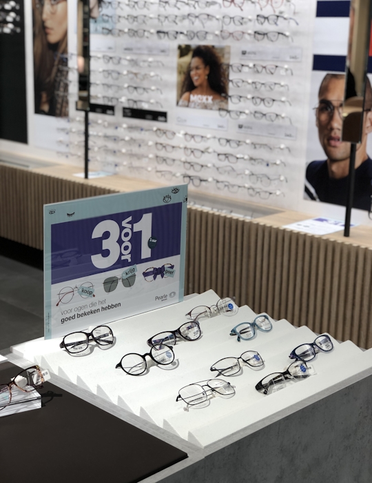 Grand Visions Pearle in Utrecht, the Netherlands, has undergone a remarkable retail transformation, courtesy of Studio Königshausen's visionary design. This revitalized customer journey not only prepares the optician's store for the future but also redefines it. Design by Studio Königshausen.